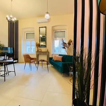 Delux Center - Apartman *